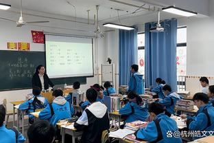 曼联0-2落后！现场观战的英力士体育总监布雷斯福德爵士面无表情